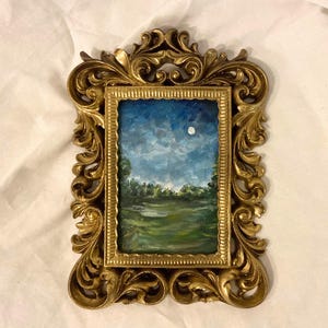 Pintura al óleo de paisaje con resplandor lunar melancólico, marco ornamentado de aspecto vintage, arte de pared antiguo con textura lunar, regalo de arte oscuro victoriano