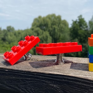 Lot de 2 boutons de tiroir sur le thème de la brique - Poignées amusantes et colorées pour commode pour chambre d&#39;enfant - Quincaillerie d&#39;armoire unique pour salle de jeu ou chambre d&#39;enfant - Multicolore
