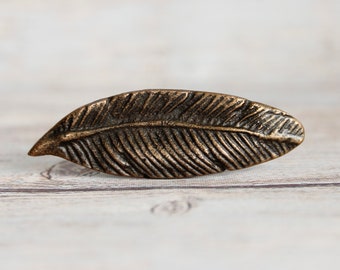 Leaf Drawer Knobs in Antique Brass - Feather Cabinet knobs - Woodland Dresser Knobs for Nursery Decor Feather / Leaf