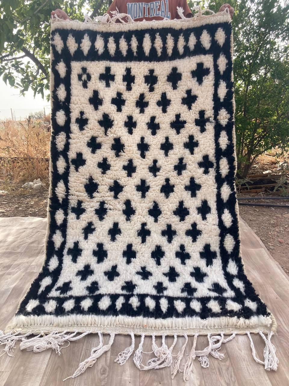 Schwarz Weißer Marokkanischer Teppich - Handgemachter Berber Wollteppich im Beni Ourain Stil - Langflor Teppich mit Fransen