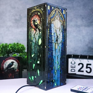 Lámpara de mesa Seis de Cuervos, Lámpara de noche inspirada en la novela de Leigh Bardugo, Lámpara de madera con temática de la serie de fantasía, Decoración literaria, Regalos para jóvenes adultos, Regalos de madera
