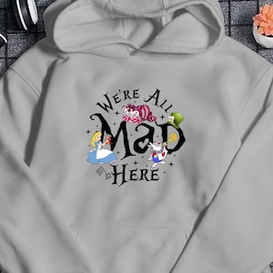 Bluza z kapturem Alicja w Krainie Czarów Koszulka Wszyscy jesteśmy tutaj szaleni Koszulka Przyjaciele Alicji Koszulka Park z kreskówek Koszulka podróżna 2025 Koszulka wakacyjna na prezent