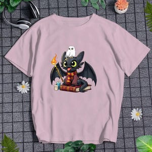 Schattig drakenboek T-shirt Grappige cartoon draak T-shirt Outfit voor leesgrage boekenwurm boek nerd shirt vakantiereis shirt verjaardagscadeau