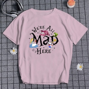 Camiseta de Alicia en el país de las maravillas. Camiseta "Estamos todos locos aquí". Camiseta linda de Alicia y sus amigos. Camiseta de parque de dibujos animados. Camiseta de viaje de vacaciones. Regalo de cumpleaños.