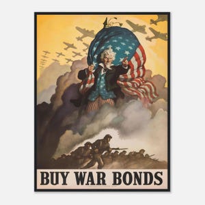 Può includere: Poster vintage per i buoni di guerra con lo Zio Sam che tiene una grande bandiera americana e indica. Sono raffigurati anche aerei e soldati. Il testo "BUY WAR BONDS" è in basso.