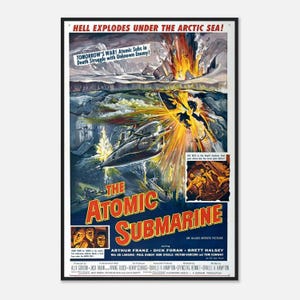 Op de afbeelding: Een ingelijste filmposter voor "The Atomic Submarine" toont een dramatische scène van een onderzeeër die wordt aangevallen. De poster heeft een zwart frame en toont de titel in grote, vette letters, met de slogan "Hell Explodes Under The Arctic Sea!"