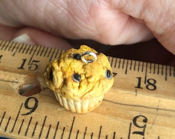 Detailed realistic chocolate chip muffins stitch markers/progress markers / knitting jewelry