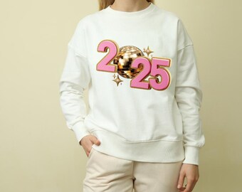 2025 PNG, design de sublimação de feliz ano novo, design de camisa disco dourada e rosa, download digital retrô, clipart de citação de ano novo, formatura
