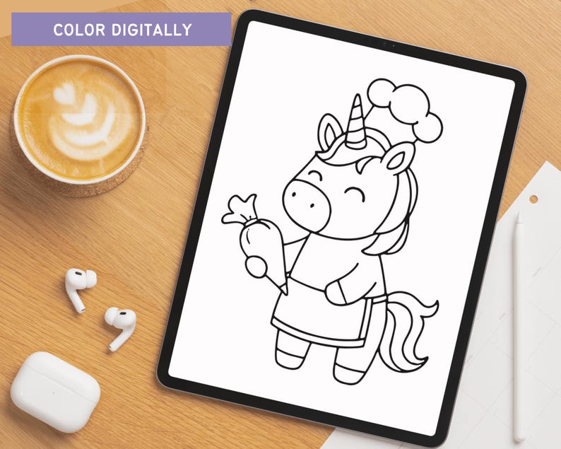 Puede incluir: Un dibujo digital de un chef unicornio sosteniendo una manga pastelera, mostrado en una tableta. El unicornio lleva un gorro de chef y un delantal. La tableta est&aacute; sobre una superficie de madera con una taza de caf&eacute;, auriculares y un estuche de carga. El texto "COLOR DIGITALLY" est&aacute; en la parte superior.
