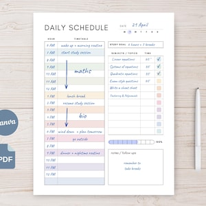 Puede incluir: Un planificador diario blanco con un horario detallado, objetivos de estudio y una sección de notas. El horario incluye franjas horarias de 6 AM a 12 PM, con asignaturas como matemáticas y biología. Un bolígrafo descansa al lado. Logos de Canva y PDF.