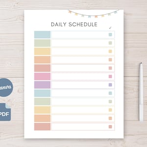 Könnte beinhalten: Eine weiße Tagesplanvorlage mit pastellfarbenen Blöcken und dem Text "DAILY SCHEDULE". Auf der rechten Seite liegt ein Stift. Die Canva- und PDF-Logos befinden sich in der unteren linken Ecke. Oben befindet sich eine Girlande mit bunten Flaggen.