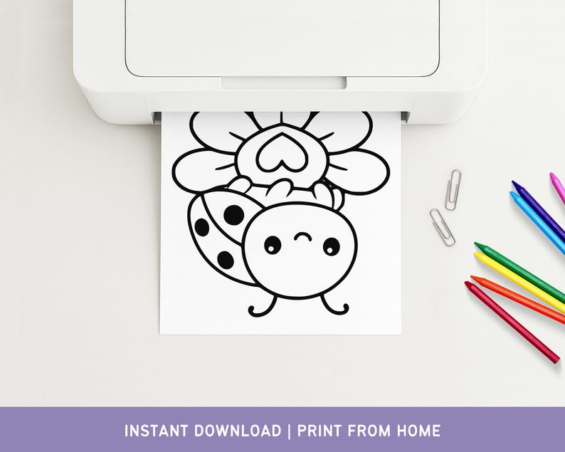 Puede incluir: Una impresi&oacute;n en blanco y negro de una mariquita y una flor sale de una impresora blanca. La mariquita tiene lunares y una cara sonriente. L&aacute;pices de colores y clips de papel est&aacute;n sobre la superficie blanca. El texto "INSTANT DOWNLOAD | PRINT FROM HOME" est&aacute; en la parte inferior.