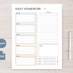 Puede incluir: Un planificador diario de tareas en blanco con secciones en bloques de color pastel para asignaturas y una lista de tareas. El planificador incluye secciones para notas, energía, enfoque y seguimiento del estado de ánimo. Un bolígrafo descansa en el lado derecho.