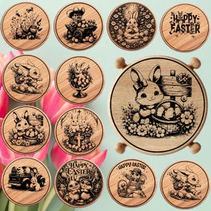 Może przedstawiać: Kolekcja drewnianych podkładek pod kubki z motywem wielkanocnym z różnymi grawerowanymi wzorami. Podkładki przedstawiają obrazy królików, pisanek i napisy "Happy Easter". Wzory są w stylu rustykalnym i vintage.
