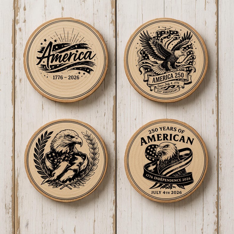 Op de afbeelding: Vier houten onderzetters met patriottische ontwerpen. E&eacute;n onderzetter toont het woord "America" met "1776-2026". Andere tonen een adelaar met de teksten: "America 250", "250 Years of American" en "July 4th 2026".