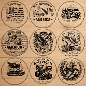 Op de afbeelding: Negen cirkelvormige ontwerpen met patriottische thema's, die 250 jaar Amerikaanse geschiedenis vieren. Elk ontwerp bevat tekst en illustraties, waaronder het Vrijheidsbeeld, een adelaar, vlaggen en de tekst "America" en "1776-2026".