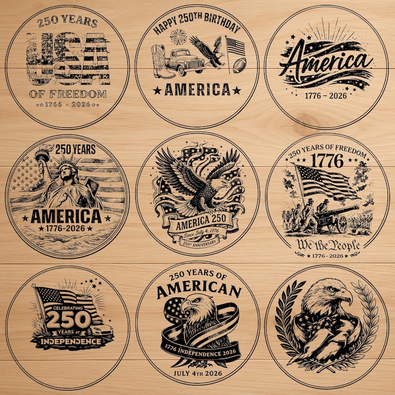 Op de afbeelding: Negen cirkelvormige ontwerpen met patriottische thema's, die 250 jaar Amerikaanse geschiedenis vieren. Elk ontwerp bevat tekst en illustraties, waaronder het Vrijheidsbeeld, een adelaar, vlaggen en de tekst "America" en "1776-2026".