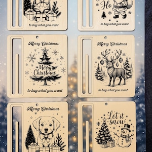 Puede incluir: Conjunto de seis adornos navideños de madera con varios diseños festivos. Cada adorno presenta una ilustración diferente, incluyendo un gato, Papá Noel, un árbol de Navidad, un reno, un cachorro y un muñeco de nieve. Cada adorno tiene el texto "Merry Christmas" y "to buy what you want".