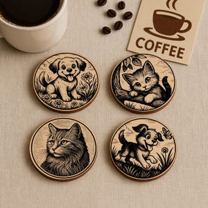 Puede incluir: Juego de cuatro posavasos de madera con diseños de animales grabados. Incluye un cachorro sonriente, un gatito en un árbol, un gato y un cachorro con una mariposa. También hay una taza de café y una tarjeta con "COFFEE".