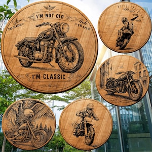 Peut inclure: Ensemble de cinq panneaux ronds en bois avec des motifs de motos. Un panneau présente une moto classique avec le texte "I'M NOT OLD I'M CLASSIC". D'autres panneaux représentent un compteur de vitesse, un aigle avec une moto et deux autres motos.