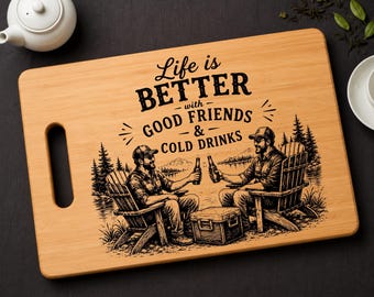 Freunde Schneidebrett SVG See Leben Lasergravur Datei Gute Freunde Kalte Getränke PNG Camping Charcuterie Board Design Rustikal SVG