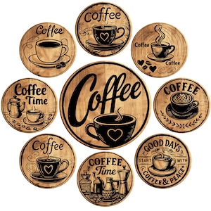 Può includere: Una collezione di cartelli rotondi in legno a tema caffè. Ogni cartello presenta un'illustrazione di tazza di caffè e la parola "Coffee" o "Coffee Time". Alcuni cartelli includono frasi come "Good Days Start With Coffee & Peace".