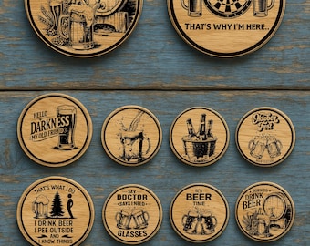 Pode incluir: Uma coleção de bases para copos de cerveja de madeira com vários designs e textos relacionados com cerveja. As bases apresentam ilustrações de canecas de cerveja, barris e frases como "Born to Drink Beer" e "Darts Beer".