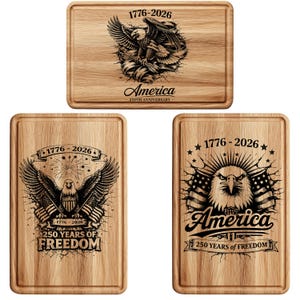 以下が含まれることがあります： 彫刻デザインが施された3つの木製まな板。各ボードには、ワシ、アメリカ国旗、テキスト「1776-2026」と「America」が描かれています。1つのボードには「250th Anniversary」、他のボードには「250 Years of Freedom」も含まれています。