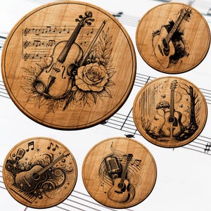 以下が含まれることがあります： 五つの木製コースターのセット。彫刻された楽器のデザインが特徴です。楽譜とバラのあるバイオリン、森の風景のあるギター、その他のギターとマイクのデザインが含まれています。コースターは丸く、明るい茶色の木材で作られています。