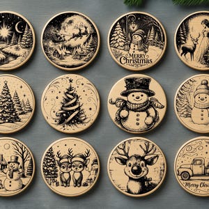 Puede incluir: Juego de doce posavasos redondos navideños con diversas ilustraciones en blanco y negro. Los diseños incluyen paisajes invernales, muñecos de nieve, árboles de Navidad, renos y un hada. Algunos posavasos tienen el texto "Merry Christmas".