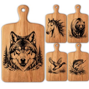 Könnte beinhalten: Ein Set aus fünf hellbraunen Holzschneidebrettern mit Griffen, die jeweils eine detaillierte, schwarz lasergravierte Illustration von Wildtieren zeigen, darunter ein Wolf, ein Pferd, ein Bär, eine fliegende Ente und ein springender Fisch.