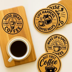 Könnte beinhalten: Ein Set aus 16 Kaffeeuntersetzern mit verschiedenen Kaffeemotiven und -phrasen. Enthält einen rechteckigen Holzuntersetzer mit Kaffeetasse und Glühbirnendesign sowie mehrere runde Untersetzer mit Kaffee-Text und -Grafiken.