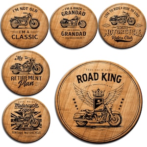 Peut inclure: Ensemble de six dessous de verre en bois avec des motifs de motos. Chaque dessous de verre présente un graphisme et un texte différents, avec des phrases telles que "I'm a Classic", "Road King" et "Retirement Plan". Les dessous de verre sont ronds et ont un fini grain de bois.