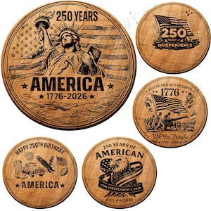 Op de afbeelding: Een verzameling houten ronde plaquettes ter viering van de 250e verjaardag van Amerika. De plaquettes tonen gegraveerde ontwerpen van het Vrijheidsbeeld, Amerikaanse vlaggen en adelaars, met tekst zoals "America 1776-2026".