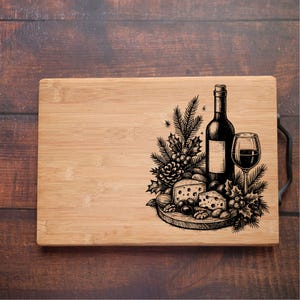 Peut inclure: Planche à découper rectangulaire en bambou avec une poignée noire. L'illustration en noir et blanc représente une bouteille de vin, un verre à vin, du fromage, des noix et de la verdure, idéale pour servir des apéritifs.