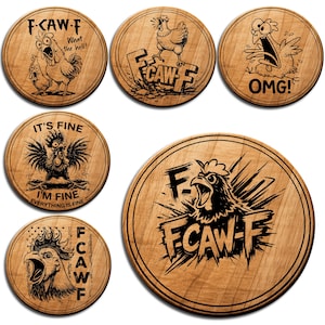 Puede incluir: Un conjunto de posavasos redondos de madera con diseños humorísticos de pollos. Cada posavasos presenta una ilustración diferente de un pollo con textos como "F-CAW-F", "OMG!" y "It's Fine". Los posavasos son de madera marrón claro.
