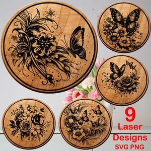 Könnte beinhalten: Eine Sammlung von neun runden Holzuntersetzern mit lasergeschnittenen Schmetterlings- und Blumendesigns. Die Untersetzer weisen detaillierte schwarze Linienkunst auf einem Hintergrund aus natürlicher Holzmaserung auf. Der Text "9 Laser Designs SVG PNG" ist in Rot dargestellt.
