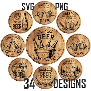 Może przedstawiać: Kolekcja okrągłych wzorów o fakturze drewna z ilustracjami i napisami o tematyce piwnej. Frazy obejmują "Keep Calm and Drink Beer", "Nothing Brings People Together Like Beer", "Beer Makes Everything Better", "Save Water Drink Beer", "Cheers!", "Beer & Adventure" oraz "Beer Is Always a Good Idea".
