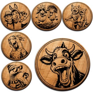 Può includere: Set di sei sottobicchieri in legno con disegni di animali dei cartoni animati incisi. Include una scimmia, un asino, un suricato, pecore, gatti in bicicletta, un pappagallo, un'oca e una mucca. Ogni sottobicchiere è rotondo e in legno chiaro.