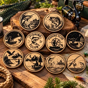 Op de afbeelding: Een set van tien ronde houten onderzetters met zwarte lasergravures van visscènes. De ontwerpen tonen springende vissen, vissers in boten, een kompas en de tekst Fishing Club, gerangschikt op een rustiek houten oppervlak.
