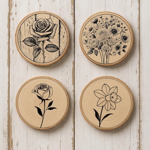 Può includere: Quattro sottobicchieri in legno con disegni floreali neri. I disegni includono una rosa, un bouquet di fiori, una rosa e un narciso. I sottobicchieri sono rotondi con venature naturali del legno.