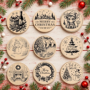 Puede incluir: Nueve posavasos redondos de madera navideños con varias ilustraciones en blanco y negro. Los diseños incluyen un regalo y vino, un pueblo nevado con "Merry Christmas", un reno, un muñeco de nieve, un árbol de Navidad, una chimenea y una corona.