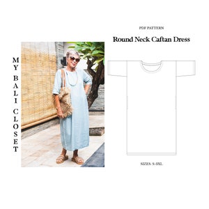 Op de afbeelding: Een PDF-patroon voor een ronde hals caftan jurk. Het patroon wordt getoond op een vrouw die een lichtblauwe caftan jurk draagt. Het patroon is verkrijgbaar in maten S-3XL. Het patroon heet "My Bali Closet".