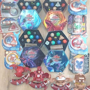 Bakugan Lotto enorme BakuBox economico e sigillato e molti extra Bakutin Bakublaster XXL Bakugan Deka - Spedizione veloce