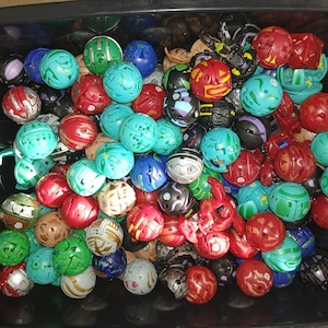 Bakugan Battle Brawlers Willekeurig lot van 4 en 4 kaarten GOEDKOOP - GRATIS VERZENDING