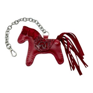 Adorno de cuero con forma de caballo para bolso – Adorno artesanal para bolso, adorno de caballo de la suerte, regalo para novia, regalo del Día de la Madre, accesorios de cuero y llavero Rojo