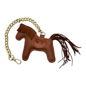 Dije de bolso con forma de caballo rojo ladrillo • Accesorio para bolso • Dije de monedero de cuero • Adorno para coche de la suerte • Mini billetera con cadena • Regalo personalizado para ella