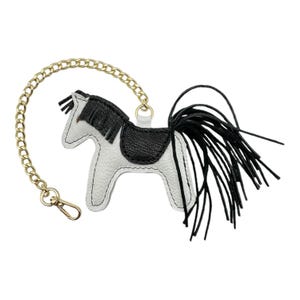 Adorno de cuero con forma de caballo para bolso – Adorno artesanal para bolso, adorno de caballo de la suerte, regalo para novia, regalo del Día de la Madre, accesorios de cuero y llavero White/Black