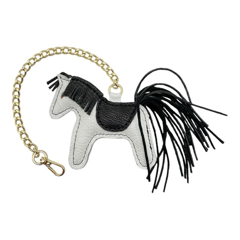 Adorno de cuero con forma de caballo para bolso – Adorno artesanal para bolso, adorno de caballo de la suerte, regalo para novia, regalo del Día de la Madre, accesorios de cuero y llavero White/Black