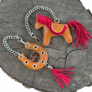Horse and Horseshoe Keychain Set – Personalized Leather Lucky Charm for Bag, Purse, Car – Handmade Gift for Women, Bridesmaid, Accessory